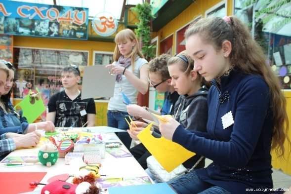 Як у Луцьку вчили робити великодні яйця з фетру. ФОТО