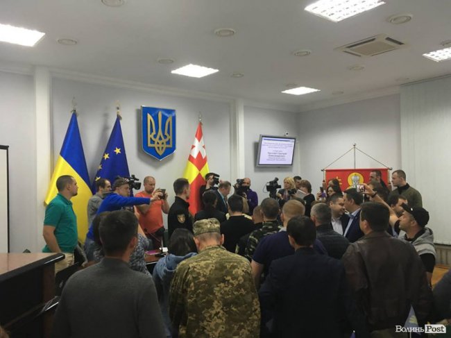 У Луцьку атовці блокують міську раду. ФОТО