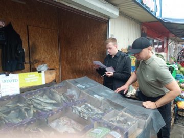 Рейди на ринках Волині: перевіряли, чи є у продажі загибла через підрив Каховської ГЕС риба. ФОТО