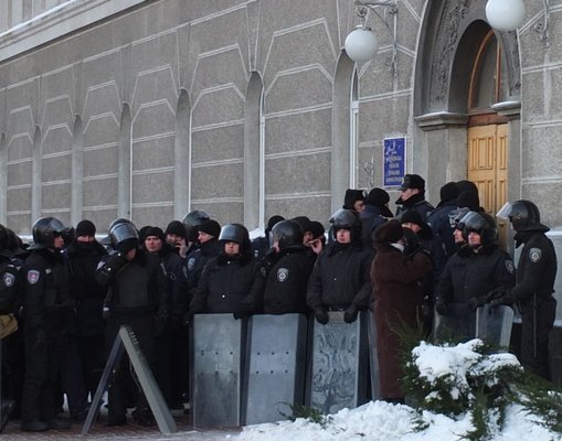 Під Чернігівською ОДА «ростуть» барикади. ФОТО