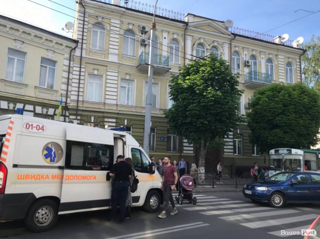 Біля прокуратури у Луцьку збили жінку, яка йшла з двома дітьми і візочком. ФОТО