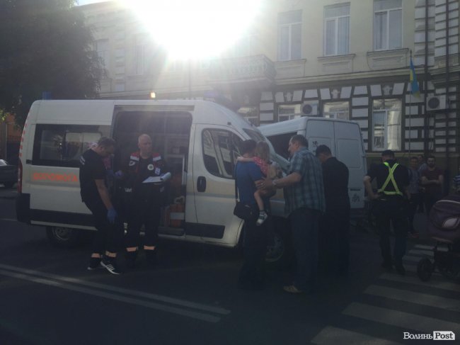 Біля прокуратури у Луцьку збили жінку, яка йшла з двома дітьми і візочком. ФОТО