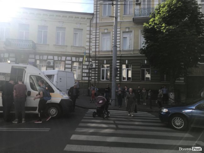 Біля прокуратури у Луцьку збили жінку, яка йшла з двома дітьми і візочком. ФОТО