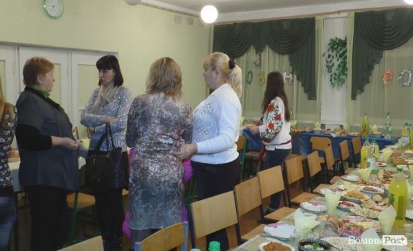 У Нововолинську благодійники організували святкову вечерю для  переселенців зі Сходу. ФОТО