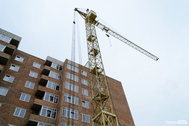 Холод – не завада: як у Луцьку будують «карамельний» житловий комплекс. ФОТО*