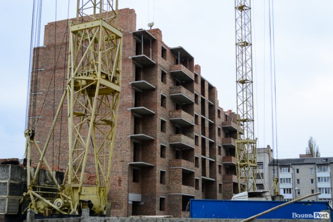 Холод – не завада: як у Луцьку будують «карамельний» житловий комплекс. ФОТО*