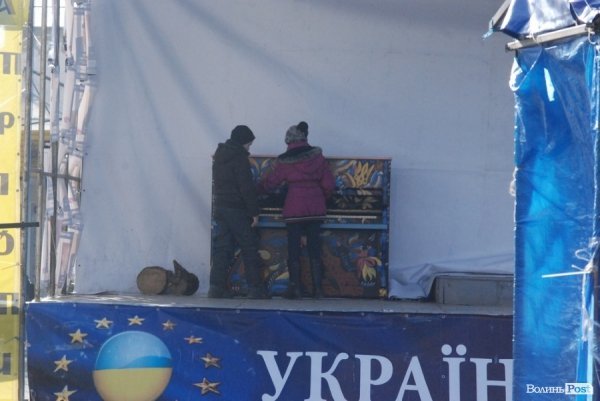 Революційне піаніно на луцькому Майдані. ФОТО