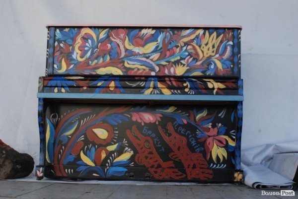 Революційне піаніно на луцькому Майдані. ФОТО