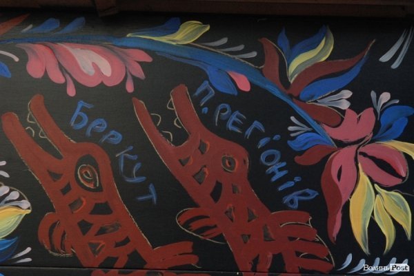 Революційне піаніно на луцькому Майдані. ФОТО