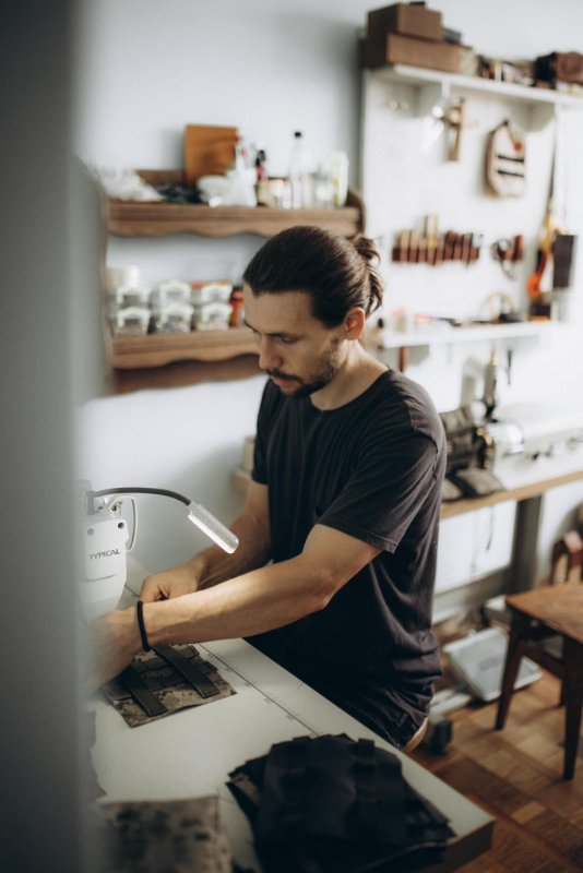 Як луцький відеограф заради перемоги сів за швейну машинку 