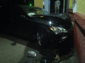 У Луцьку посеред ночі Lexus розмазався в будинок. ФОТО