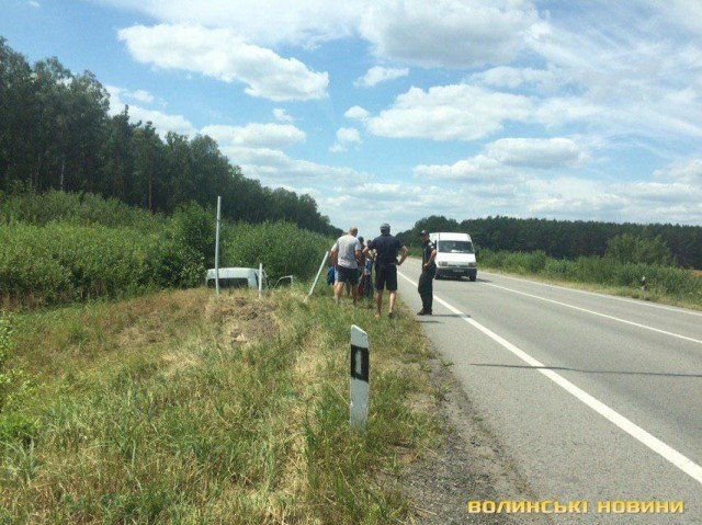 На Волині бус злетів у кювет. ФОТО