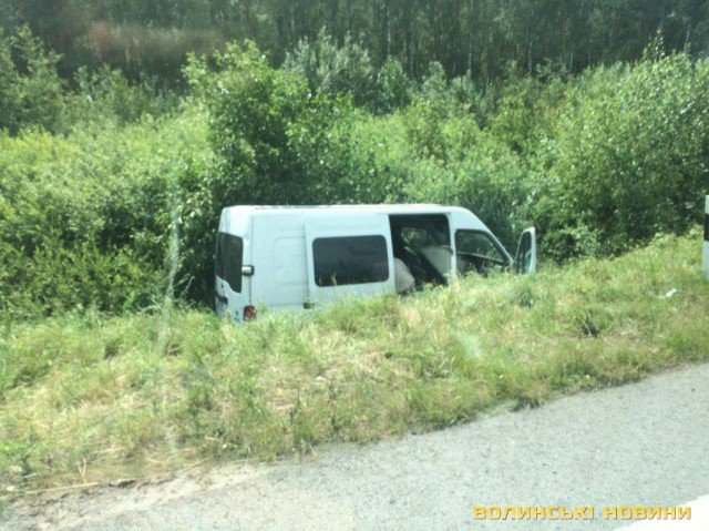 На Волині бус злетів у кювет. ФОТО