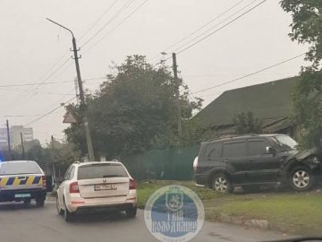 На Волині зіткнулися дві автівки: позашляховик врізався у паркан
