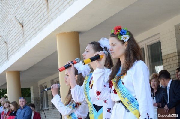 У Луцьку - останній дзвінок для школярів. ФОТО