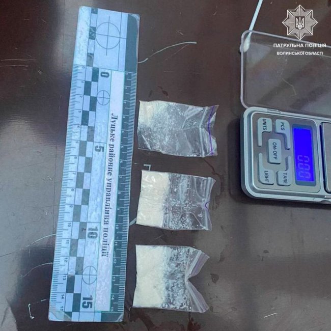 У Луцьку патрульні затримали чоловіка, який розповсюджував наркотики. ФОТО
