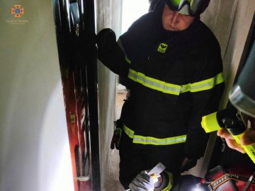 У Луцьку дворічна дитина зачинила за мамою балконні двері в квартирі: викликали рятувальників