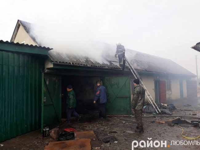 У місті на Волині горів гараж із авто. ФОТО