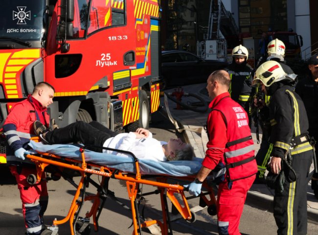 Гасили пожежі та рятували людей  в одному з готелів міста: у Луцьку відбулися навчання вогнеборців