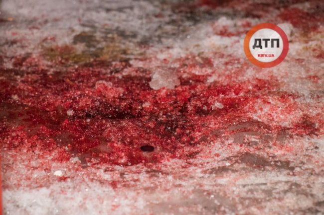 Поранив поліцейського, а згодом і себе: у Києві чоловік зі зброєю пограбував магазин. ФОТО