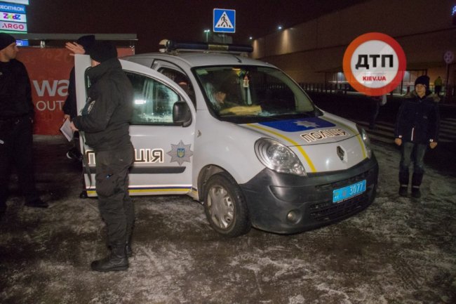 Поранив поліцейського, а згодом і себе: у Києві чоловік зі зброєю пограбував магазин. ФОТО