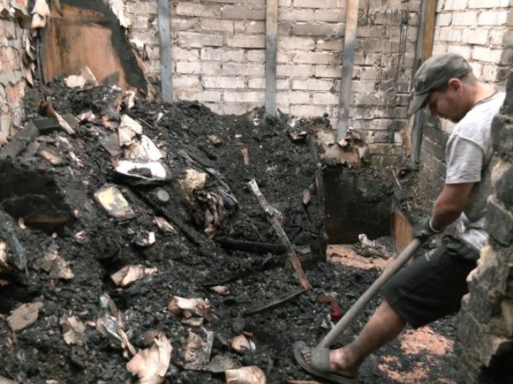 У Луцьку сусіди допомагають розбирати зруйнований внаслідок атаки РФ будинок