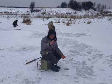 На Волині рятувальники пояснили рибалкам, чому на льоду не можна пиячити