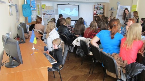 У Луцьку для молоді читали лекцію про торгівлю людьми. ФОТО