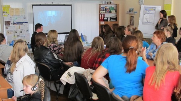 У Луцьку для молоді читали лекцію про торгівлю людьми. ФОТО