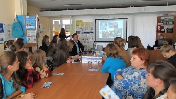 У Луцьку для молоді читали лекцію про торгівлю людьми. ФОТО