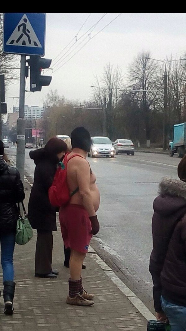 Луцьком гуляє напівголий чоловік. ФОТО