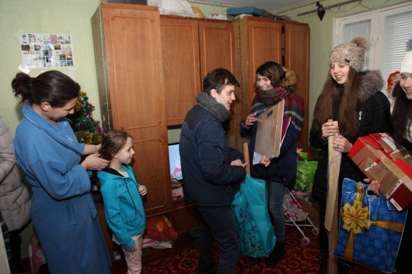 Дочка загиблого Героя отримала подарунки від волонтерів