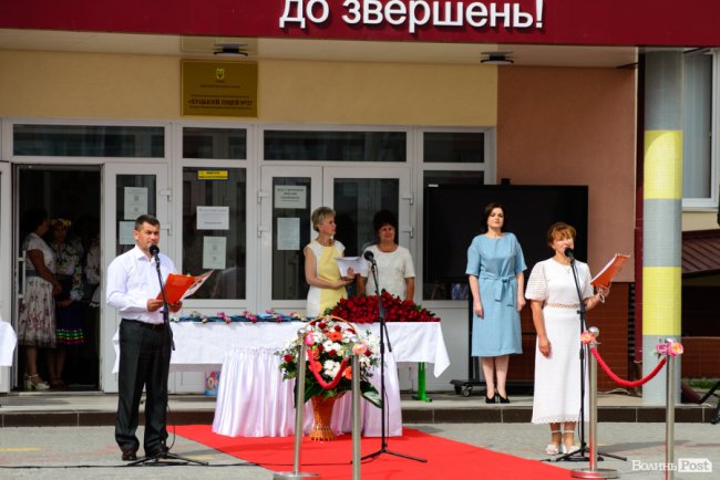 130 випускників луцьких шкіл урочисто отримали медалі: як це було. ФОТОРЕПОРТАЖ