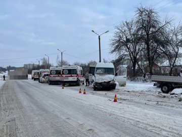 Трьох пасажирів автобуса, який потрапив у ДТП в Нововолинську, госпіталізували