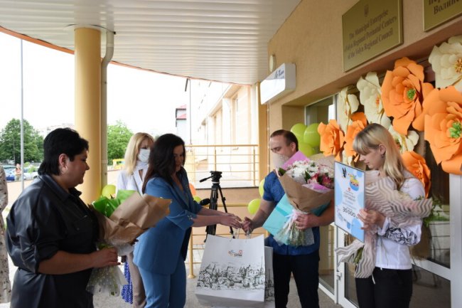 З подарунками і квітами:  з перинатального центру виписали лучанку, яка народила трійню. ФОТО