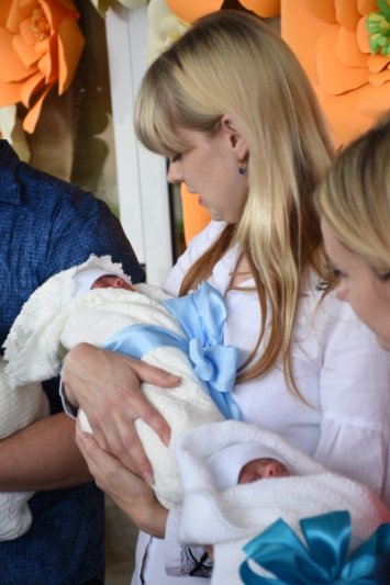 З подарунками і квітами:  з перинатального центру виписали лучанку, яка народила трійню. ФОТО