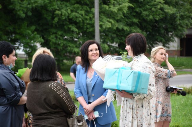 З подарунками і квітами:  з перинатального центру виписали лучанку, яка народила трійню. ФОТО