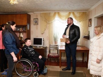 «Миколай пам’ятає про всіх»: у Луцьку дітки з інвалідністю отримали подарунки