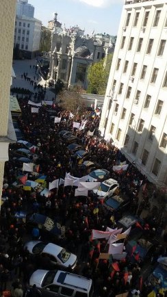 Шахтарів на мітингу в Києві зустріли силовики президента - перший кордон прорвано. ФОТО