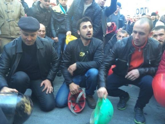 Шахтарів на мітингу в Києві зустріли силовики президента - перший кордон прорвано. ФОТО