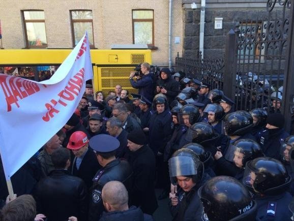 Шахтарів на мітингу в Києві зустріли силовики президента - перший кордон прорвано. ФОТО