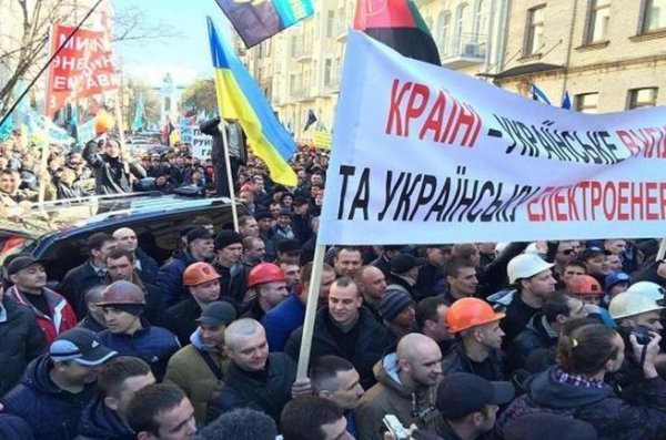 Шахтарів на мітингу в Києві зустріли силовики президента - перший кордон прорвано. ФОТО