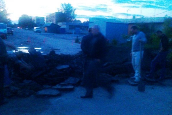 У райцентрі на Волині траншея блокувала дорогу. ФОТО. ВІДЕО