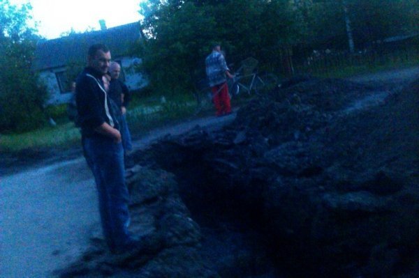 У райцентрі на Волині траншея блокувала дорогу. ФОТО. ВІДЕО