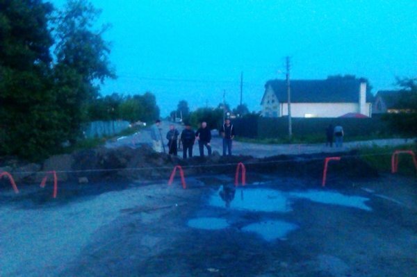 У райцентрі на Волині траншея блокувала дорогу. ФОТО. ВІДЕО