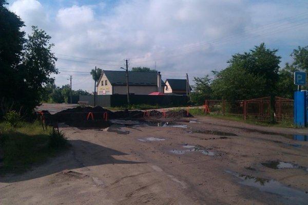 У райцентрі на Волині траншея блокувала дорогу. ФОТО. ВІДЕО