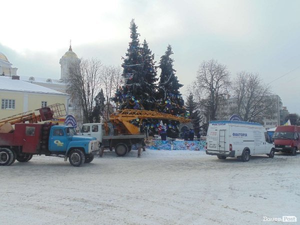 Із головних ялинок Луцька зняли євросимволіку. ФОТО