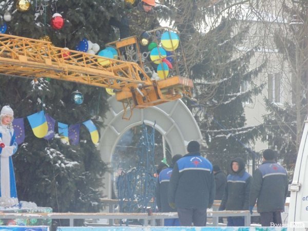 Із головних ялинок Луцька зняли євросимволіку. ФОТО