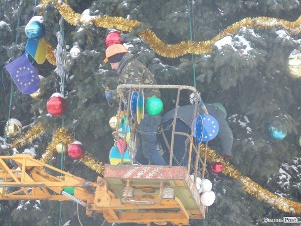Із головних ялинок Луцька зняли євросимволіку. ФОТО