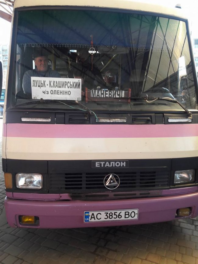 «На мітлах літати?»: на Волині через ями водій не поїхав у село